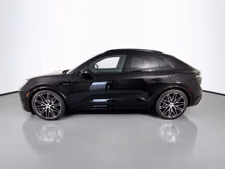 2025 Porsche Macan Turbo Electric - Photo 9
