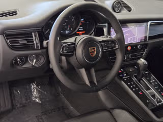 2025 Porsche Macan - Photo 25