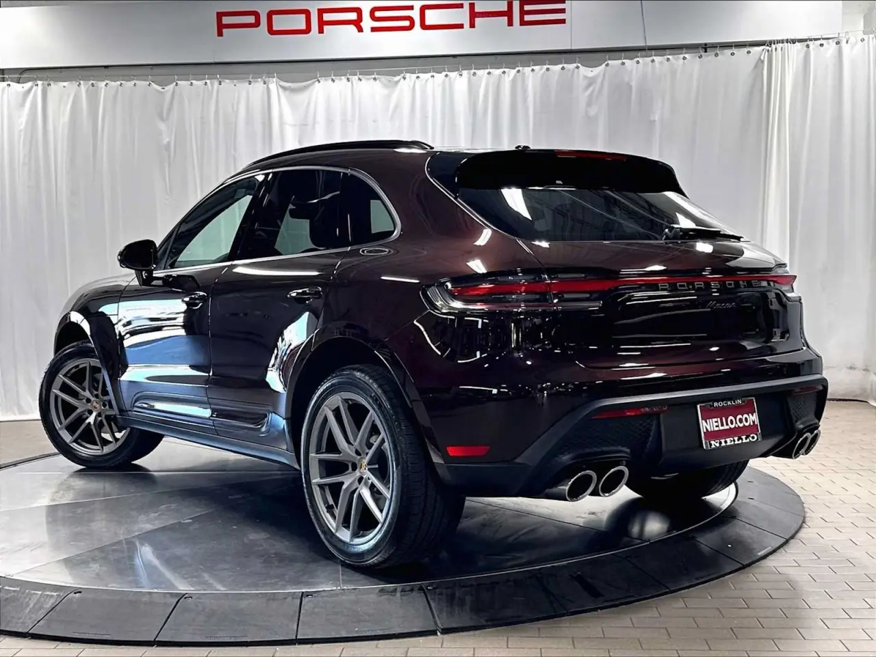 2026 Porsche Macan T - Photo 24