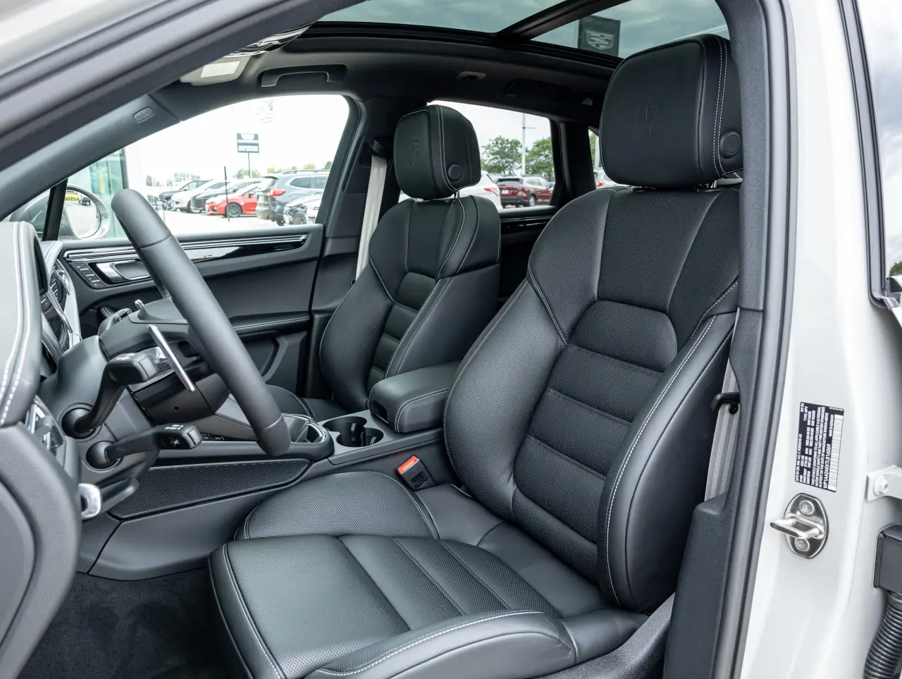 2026 Porsche Macan T - Photo 40
