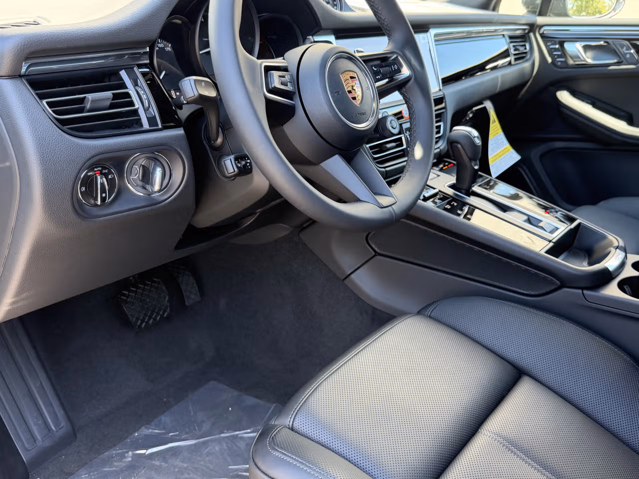 2026 Porsche Macan T - Photo 28