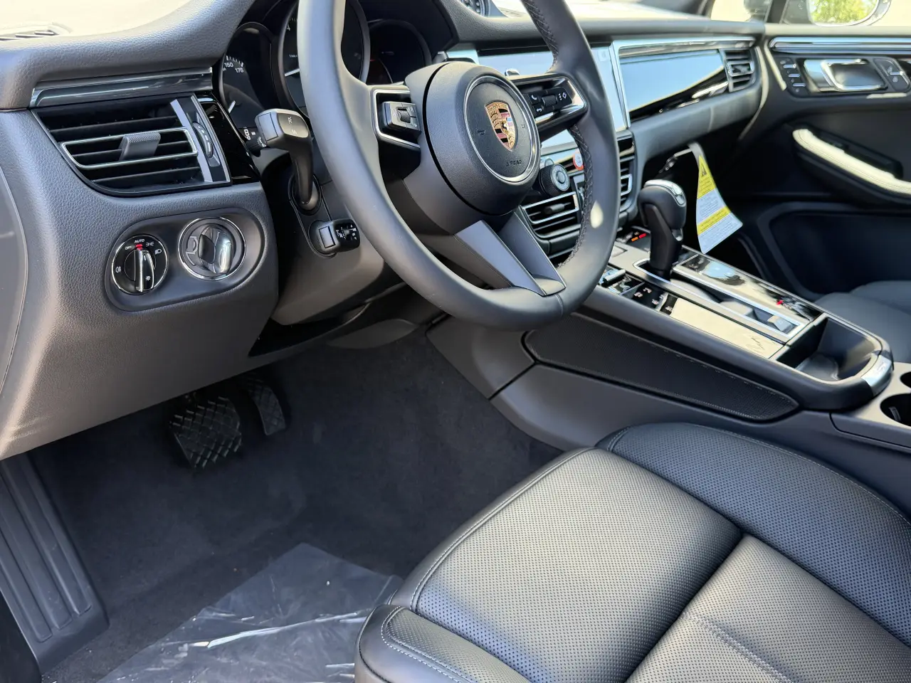 2026 Porsche Macan T - Photo 32