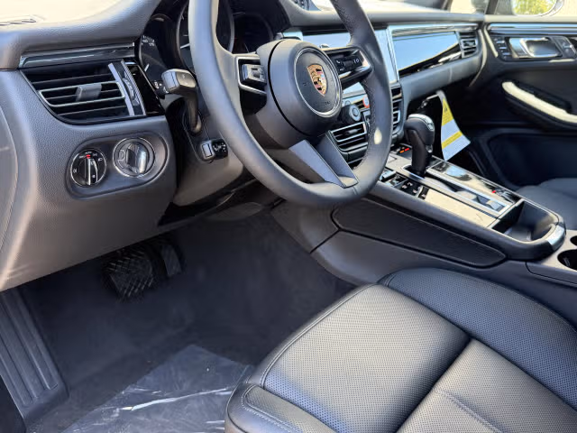 2026 Porsche Macan T - Photo 26