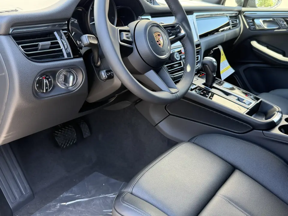 2026 Porsche Macan T - Photo 31