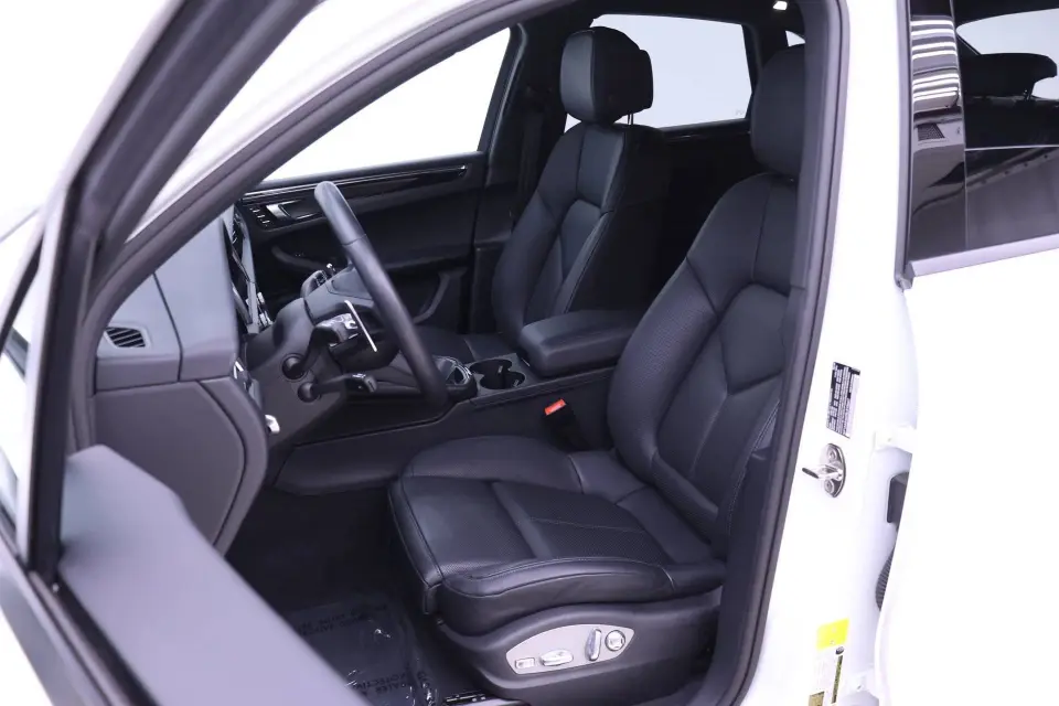 2025 Porsche Macan - Photo 39