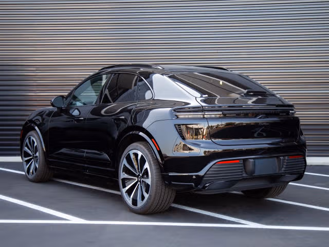 2025 Porsche Macan Turbo Electric - Photo 18