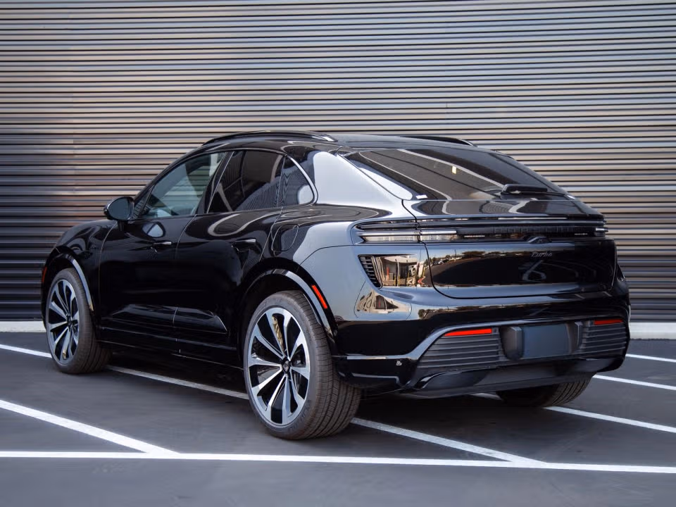 2025 Porsche Macan Turbo Electric - Photo 19