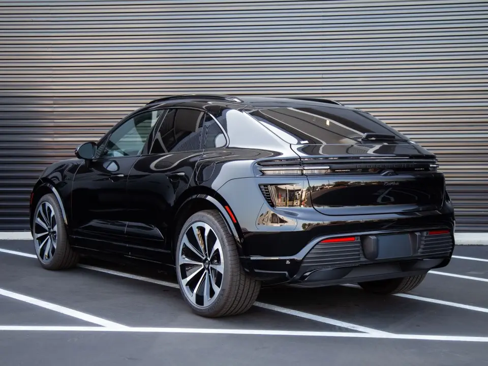 2025 Porsche Macan Turbo Electric - Photo 23