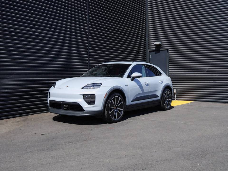 2025 Porsche Macan Base