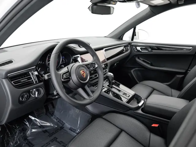 2025 Porsche Macan - Photo 30