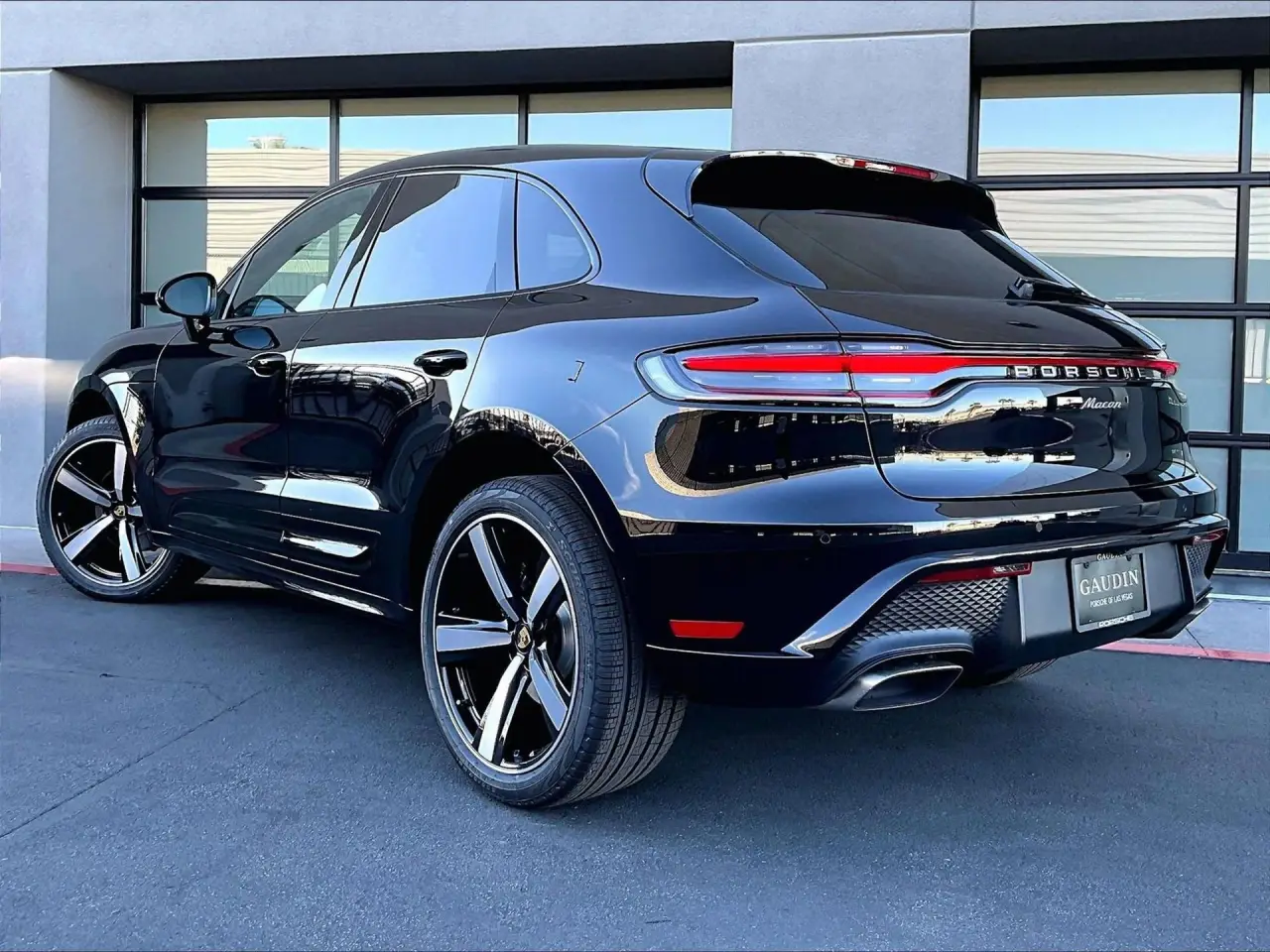 2026 Porsche Macan - Photo 24