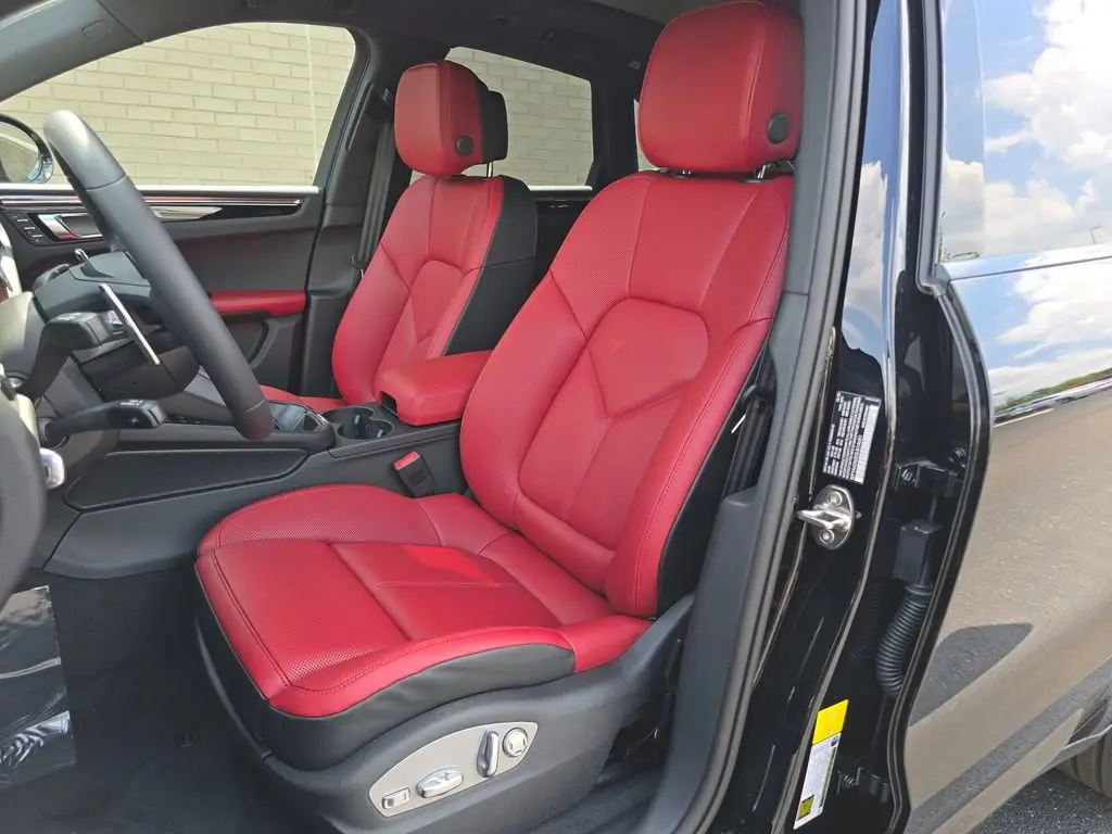 2025 Porsche Macan - Photo 40