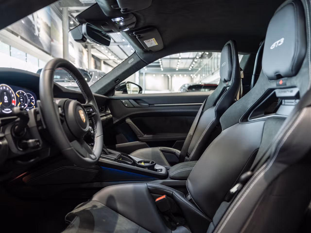Visualizza 2026 Porsche 911 GT3, Interno, Interni con estensione delle parti in pelle/Race-Tex nere con colore a contrasto argento GT, 4 nella galleria