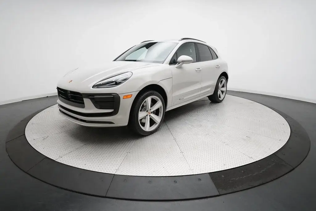 2026 Porsche Macan T - Photo 8