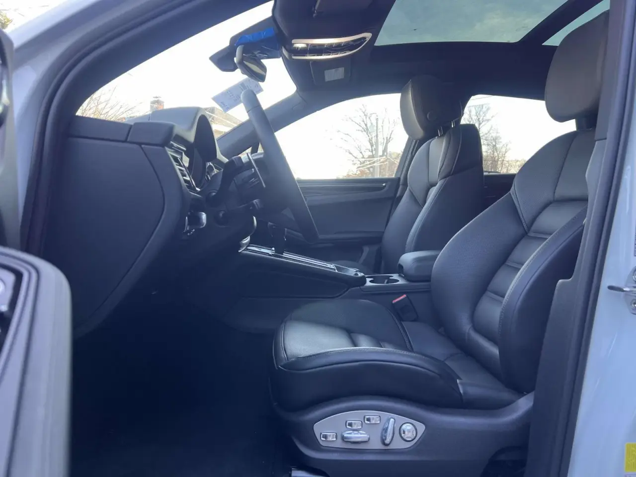 2026 Porsche Macan T - Photo 40