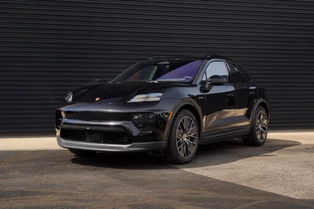 2026 Porsche Macan Base - Photo 2