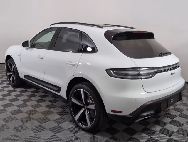 2026 Porsche Macan T - Photo 18