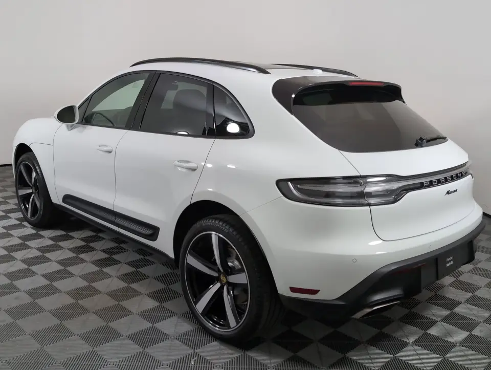 2026 Porsche Macan T - Photo 23