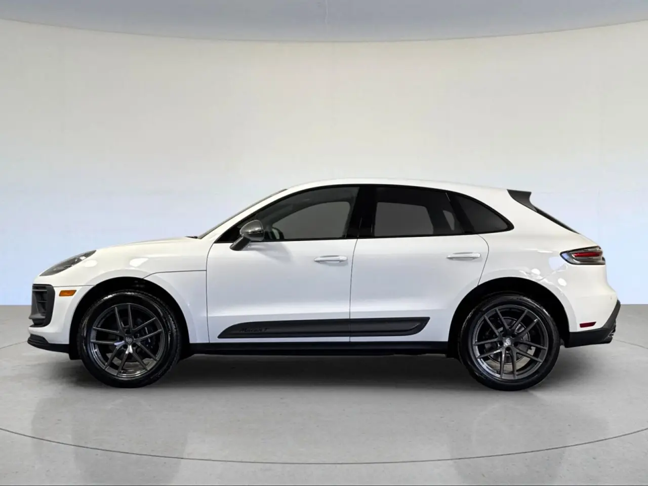 2026 Porsche Macan T - Photo 16