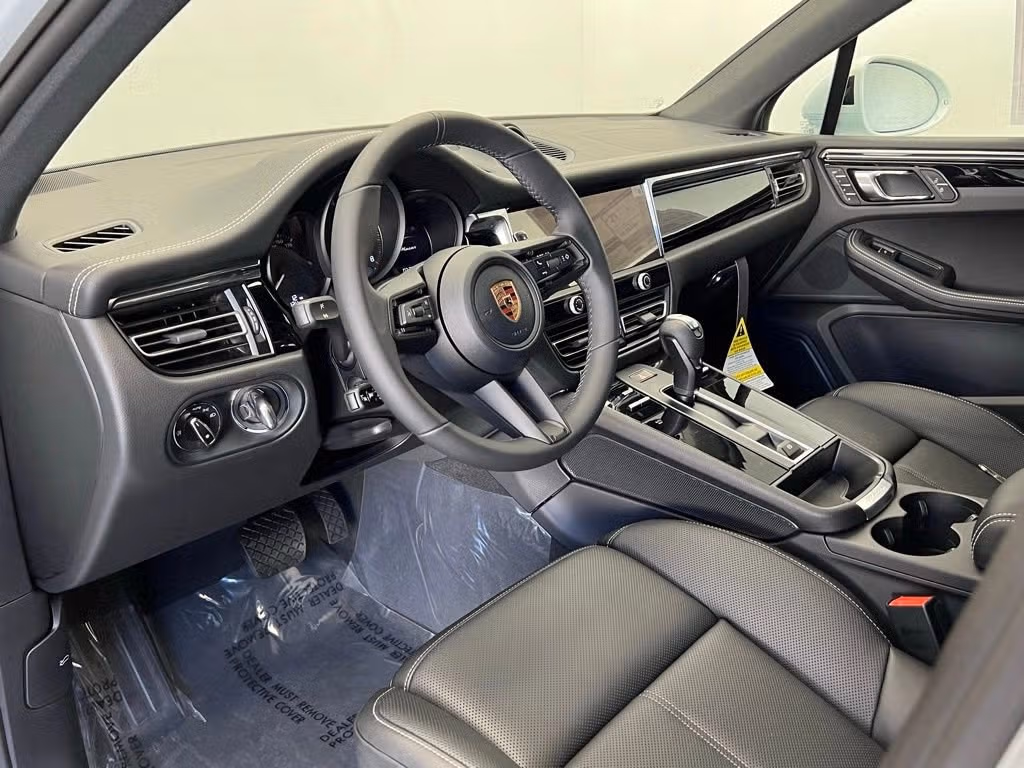 2026 Porsche Macan T - Photo 28