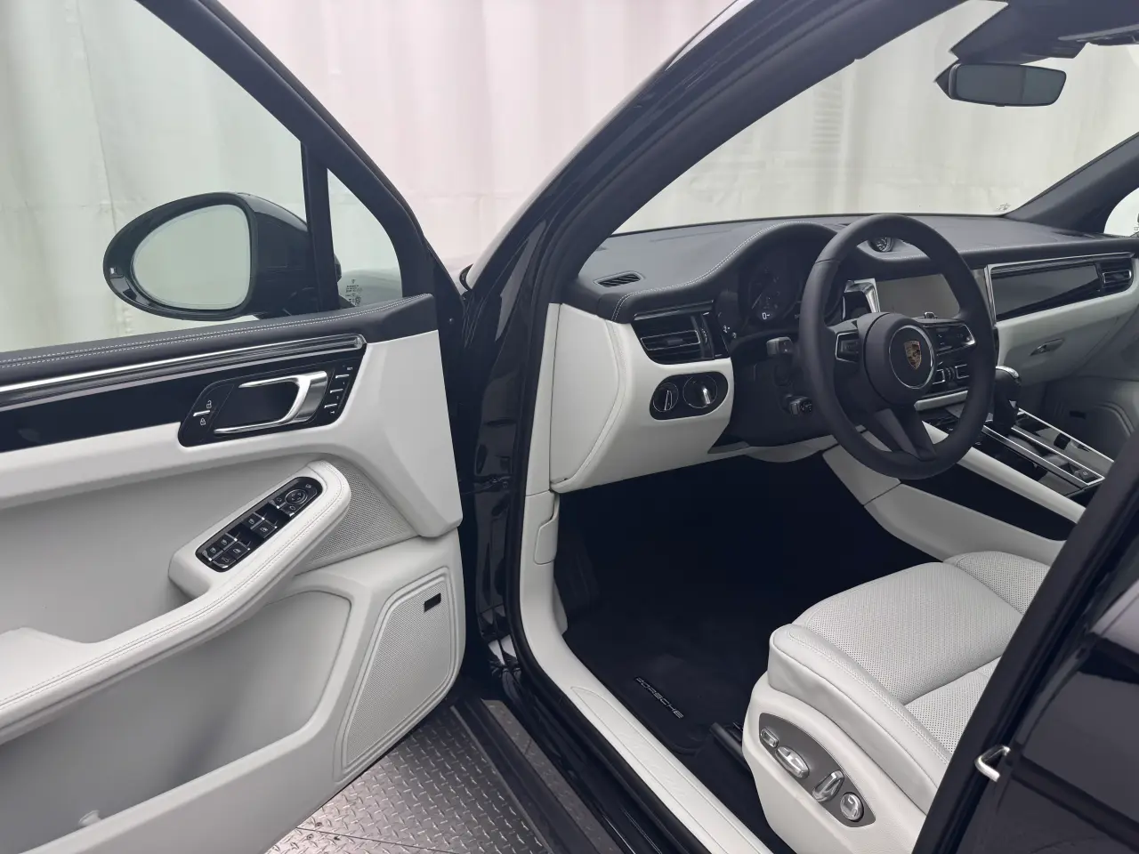 2025 Porsche Macan Base - Photo 32