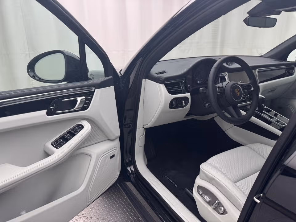 2025 Porsche Macan Base - Photo 27