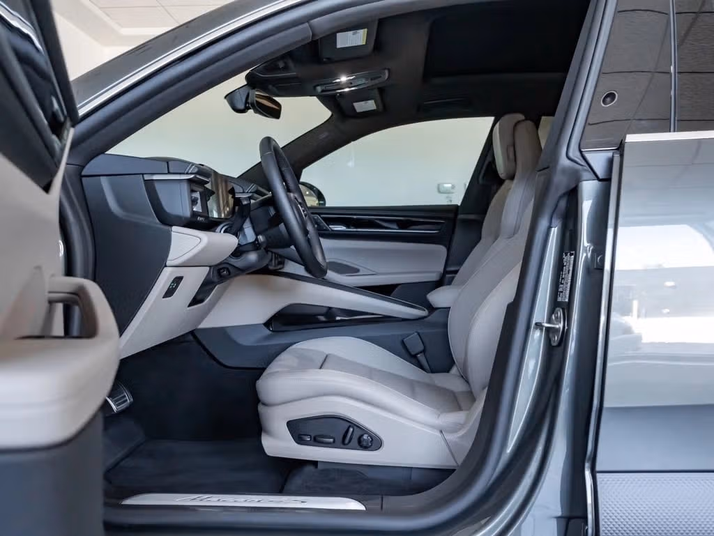 2025 Porsche Macan 36