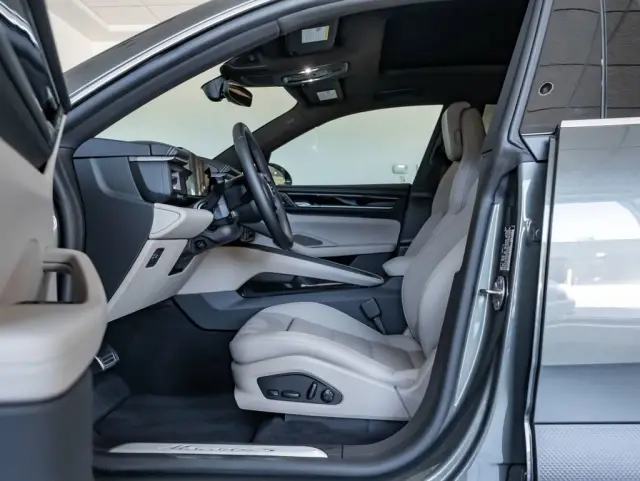 2025 Porsche Macan 38