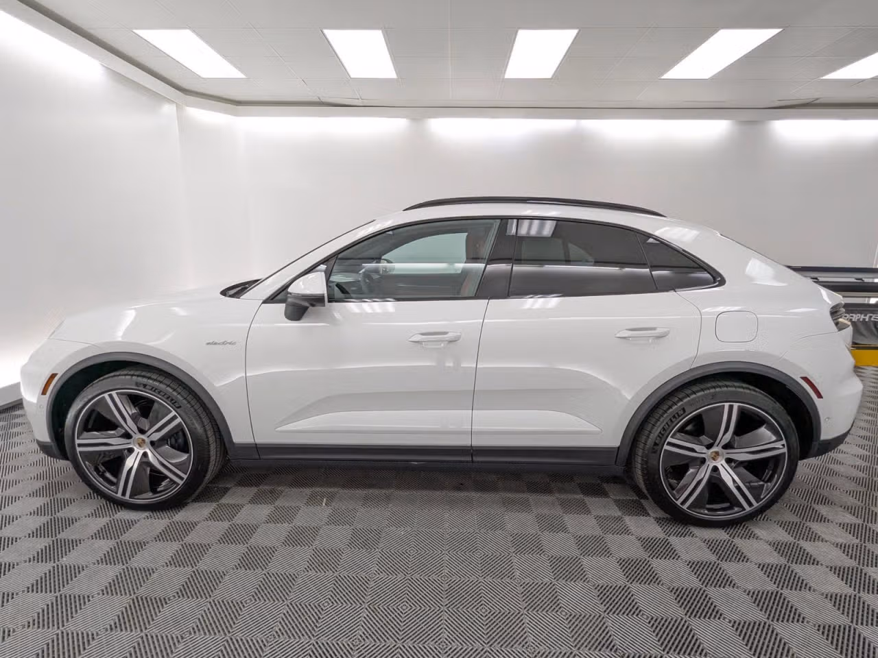 2025 Porsche Macan Base - Photo 12