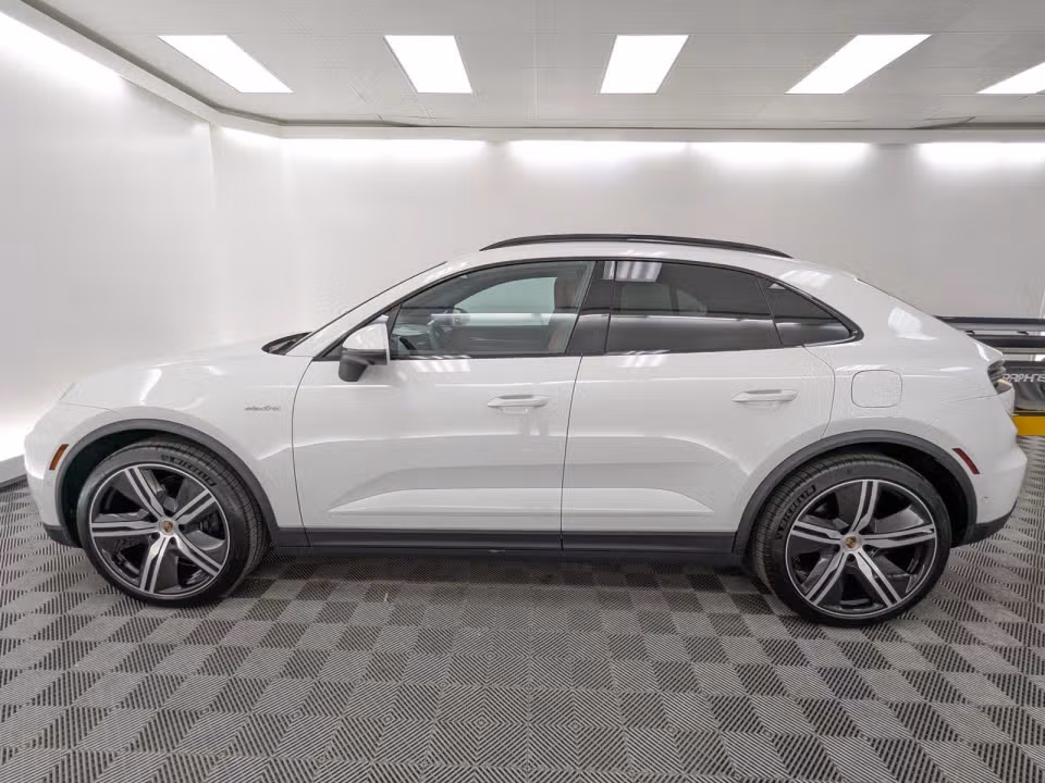 2025 Porsche Macan Base - Photo 11