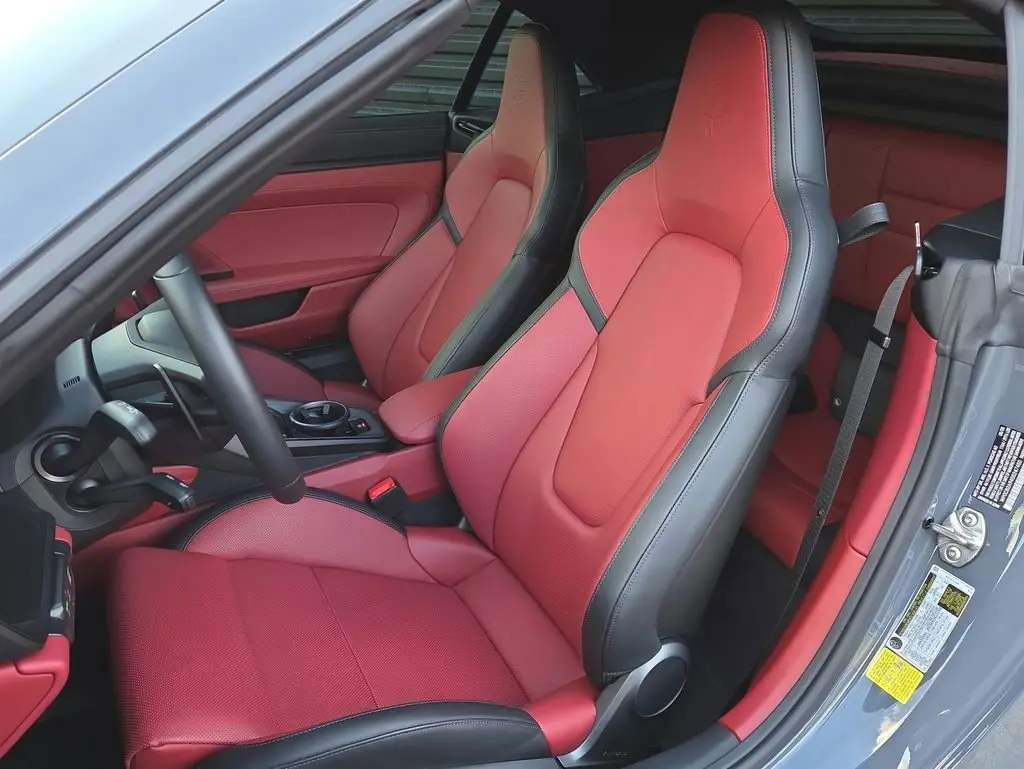 2025 Porsche 911 GTS - Photo 40