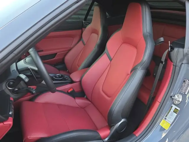 2025 Porsche 911 GTS - Photo 38