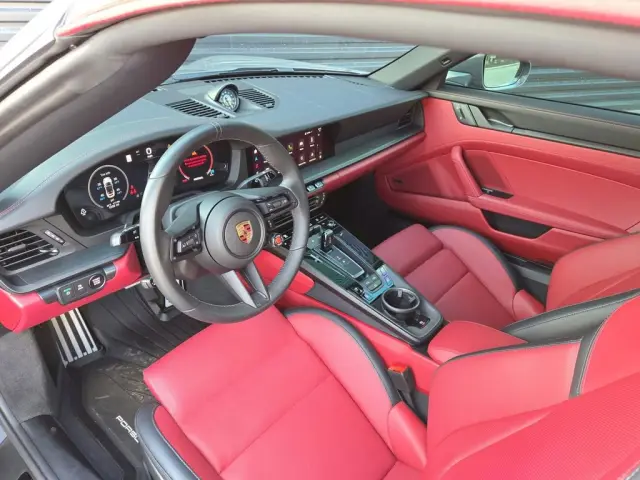 2025 Porsche 911 GTS - Photo 30