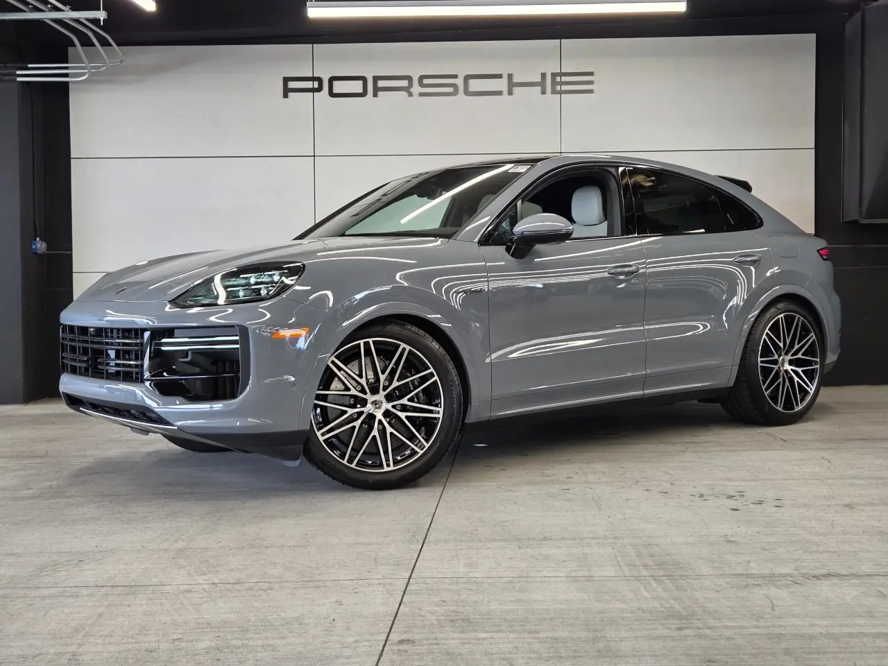 2026 Porsche Cayenne Coup Turbo E-Hybrid - Photo 8