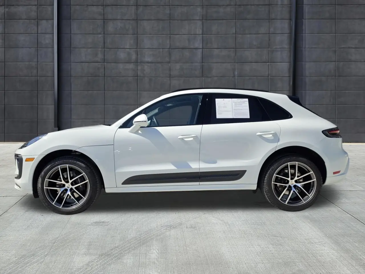 2025 Porsche Macan T - Photo 16