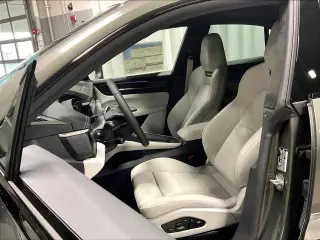 2025 Porsche Macan Turbo Electric - Photo 37