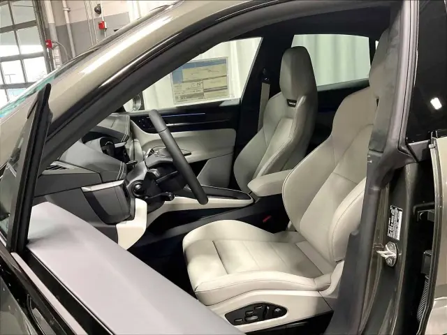 2025 Porsche Macan Turbo Electric - Photo 38