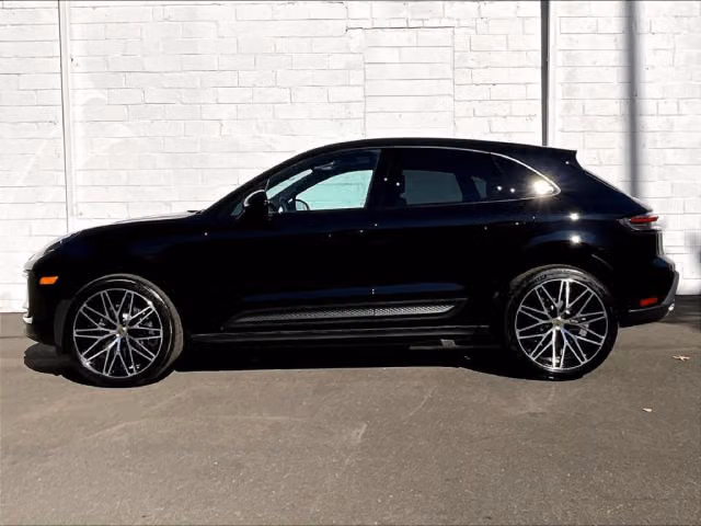 2026 Porsche Macan T - Photo 10