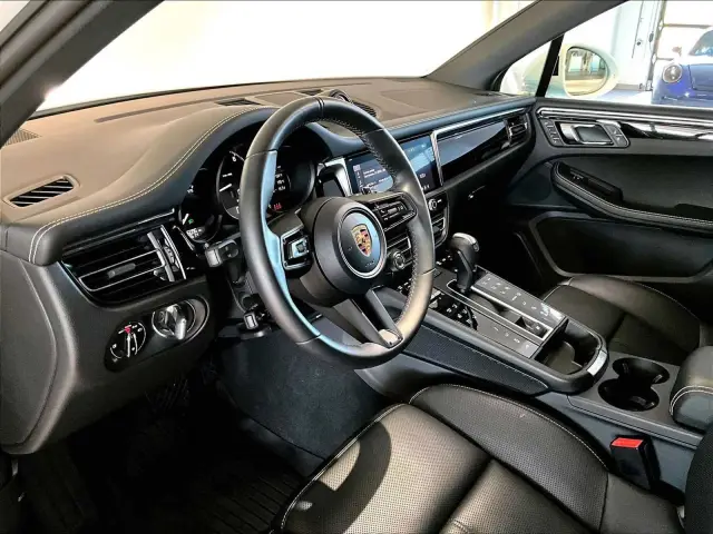 2026 Porsche Macan T - Photo 30