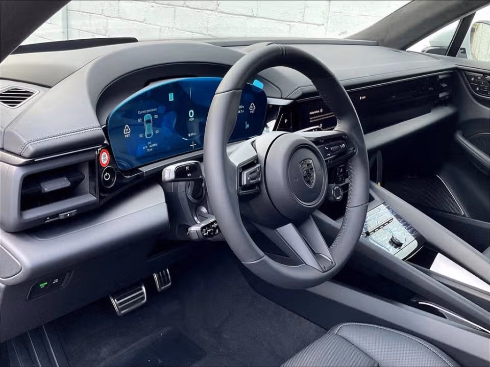 2025 Porsche Macan Turbo Electric - Photo 27