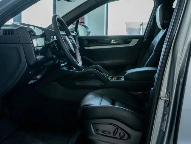 2025 Porsche Cayenne Base - Photo 30