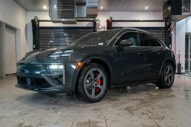 2025 Porsche Macan Turbo Electric - Photo 6