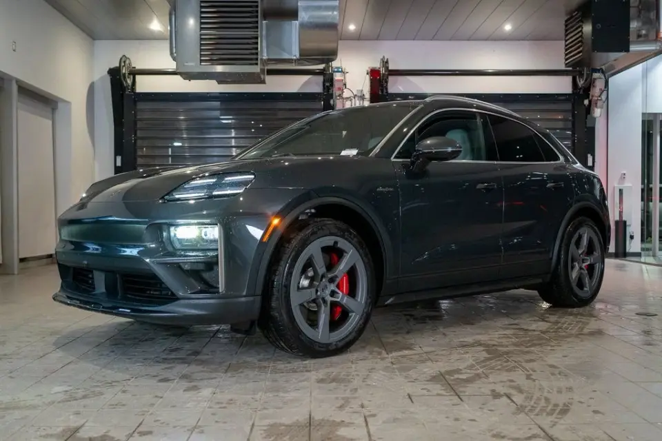 2025 Porsche Macan Turbo Electric - Photo 7