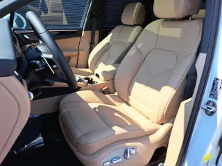 2025 Porsche Macan - Photo 37