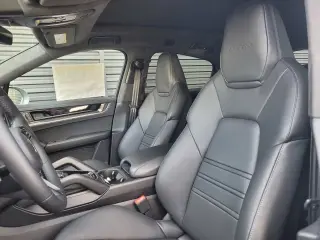 2025 Porsche Cayenne Coup Turbo E-Hybrid - Photo 37