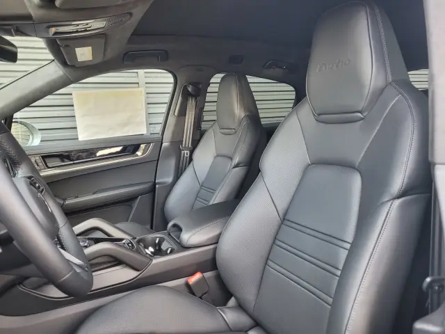 2025 Porsche Cayenne Coup Turbo E-Hybrid - Photo 38