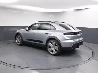 2025 Porsche Macan S - Photo 17