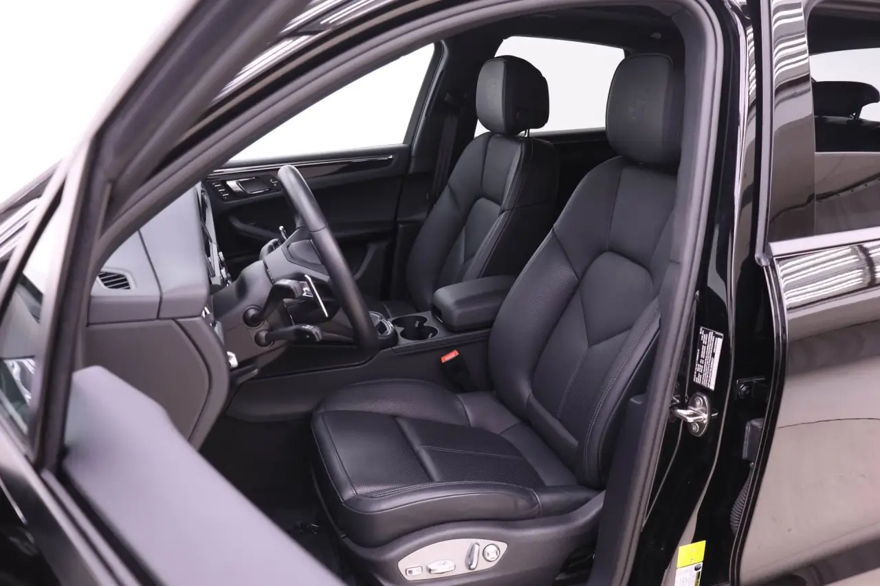 2025 Porsche Macan - Photo 40