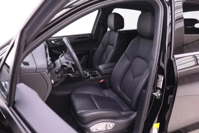 2025 Porsche Macan - Photo 38