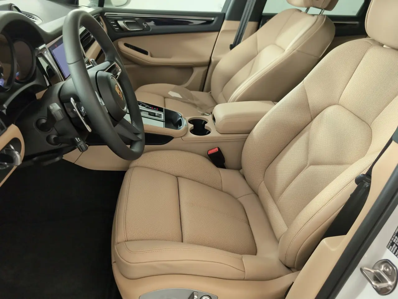 2025 Porsche Macan T - Photo 40